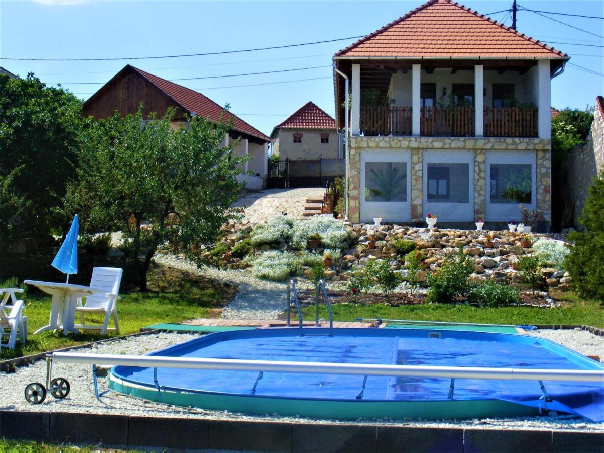 Tokaj Hill Panorama Guesthouse เซเรนช์ ภายนอก รูปภาพ