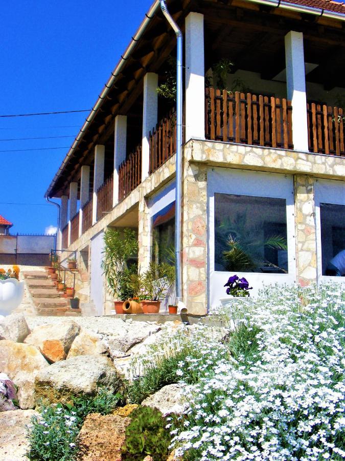 Tokaj Hill Panorama Guesthouse เซเรนช์ ภายนอก รูปภาพ