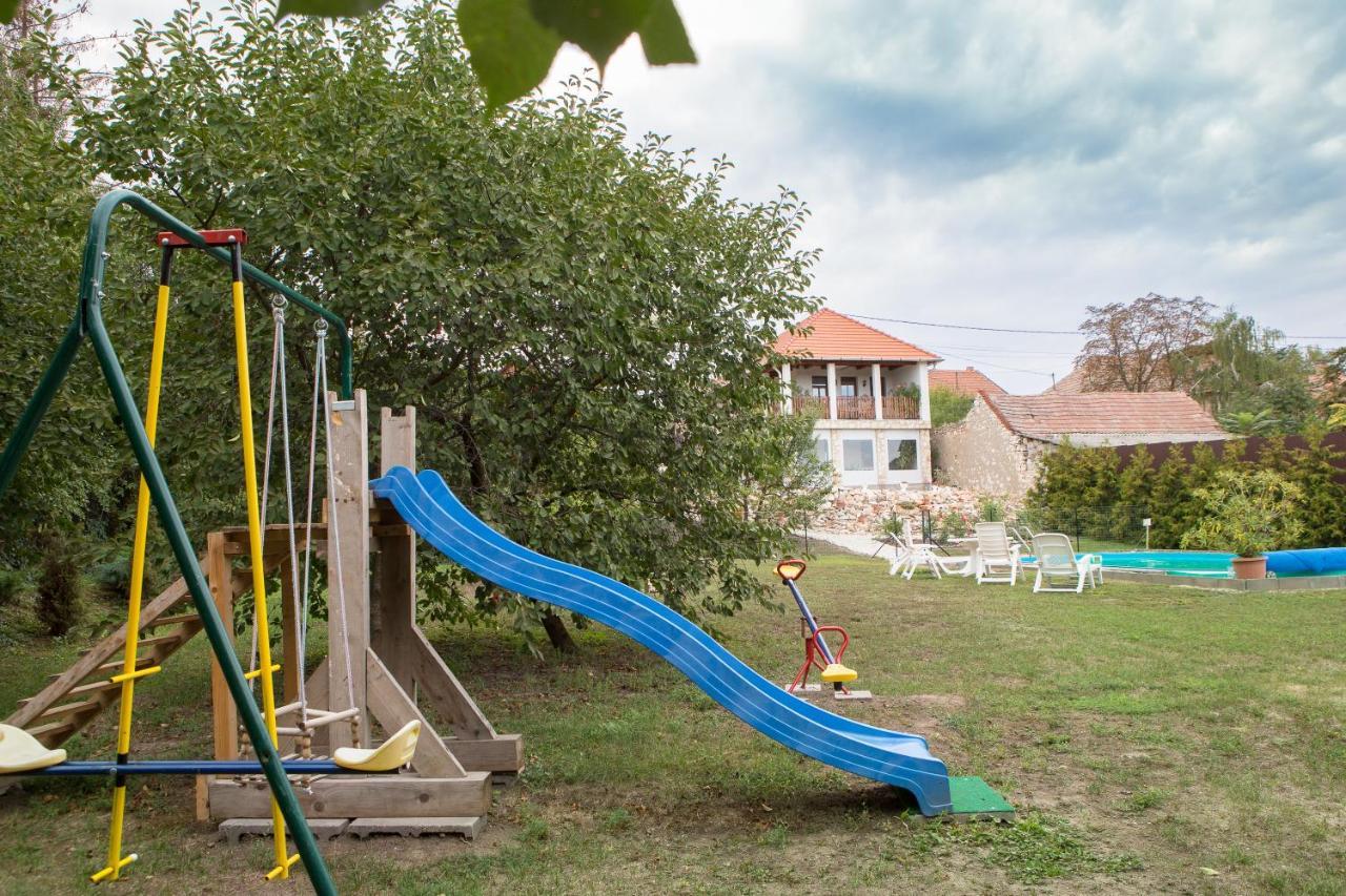 Tokaj Hill Panorama Guesthouse เซเรนช์ ภายนอก รูปภาพ