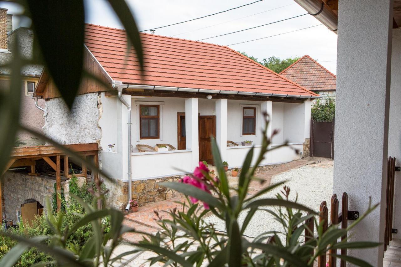 Tokaj Hill Panorama Guesthouse เซเรนช์ ภายนอก รูปภาพ