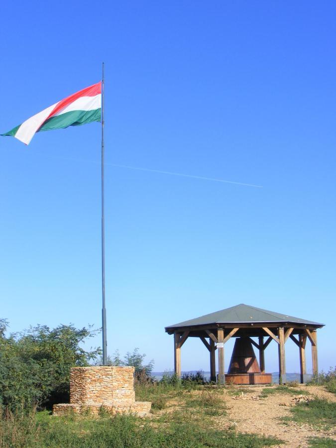 Tokaj Hill Panorama Guesthouse เซเรนช์ ภายนอก รูปภาพ